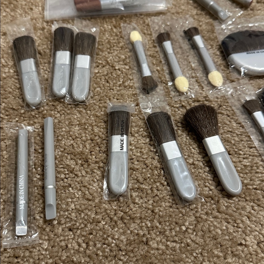 Mary Kay Signature Collection of brushes and liners - Picture 5 of 6